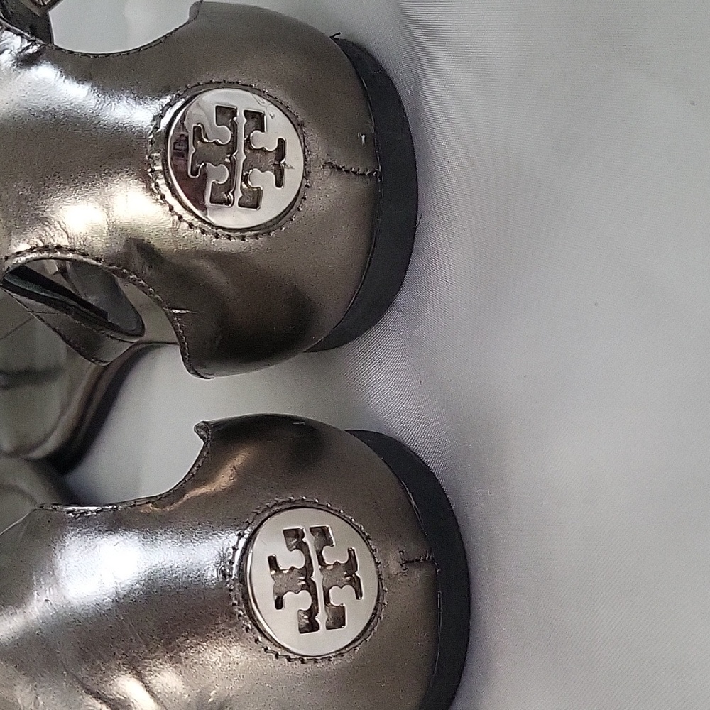 Tory burch Sandles still so much love to get here. ❤️ these are so cute on. - Picture 3 of 4